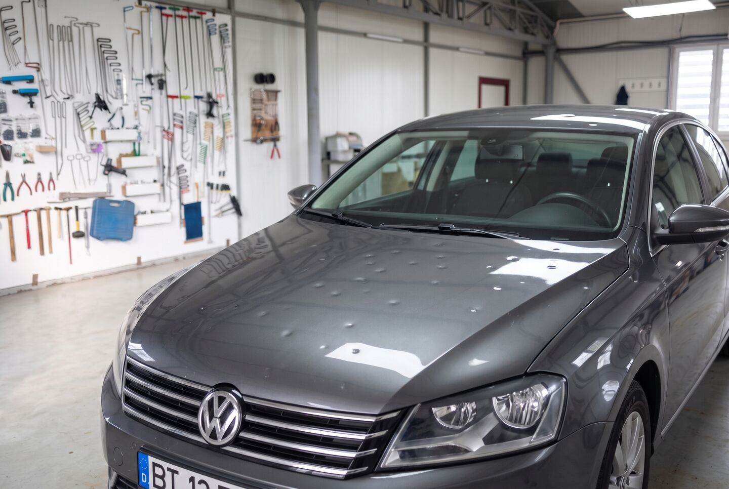Volkswagen Passat cu urme de grindină înainte de îndreptarea fără vopsire în atelierul Stef PDR Botoșani